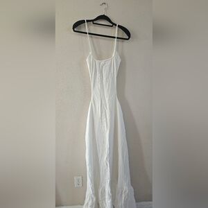 Elegant White Sleeveless Dress